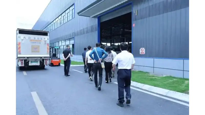 Un cliente internacional visita HYT Packaging para un recorrido por la fábrica in situ